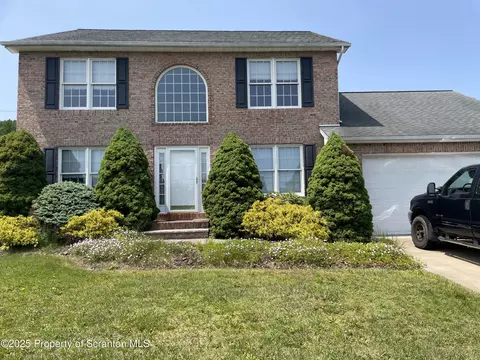 106 Kingsley Blvd, Peckville, PA 18452