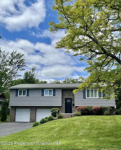 610 Oak Ln, Clarks Summit, PA 18411