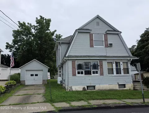 904 W Grant St, Blakely, PA 18447