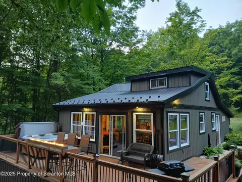 293 Chipmunk Ln, Montrose, PA 18801