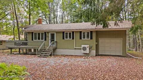 5 Lyman Ct, Gouldsboro, PA 18424