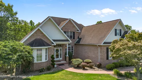 324 Glenmaura Dr, Moosic, PA 18507