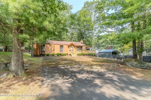 510 Covered Bridge Dr, Lakeville, PA 18438