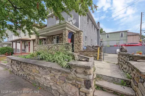 2035 Delaware St, Dunmore, PA 18512