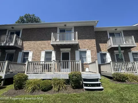 9 Northwood Rd, Lake Winola, PA 18625