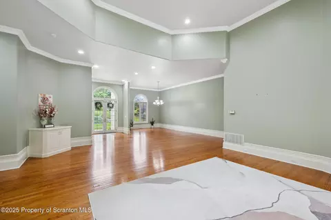 Living - 6 Kipling Dr, Moosic, PA 18507 photo 5 of 10