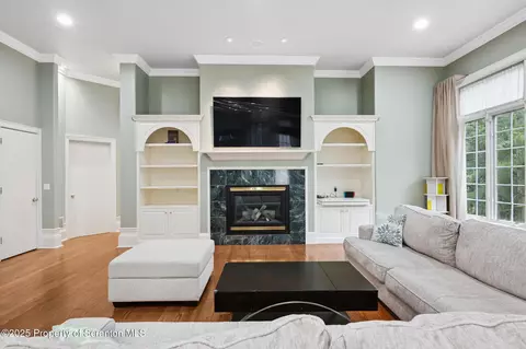 Living - 6 Kipling Dr, Moosic, PA 18507 photo 7 of 10