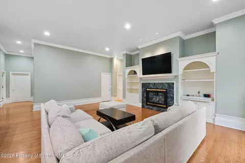 Living - 6 Kipling Dr, Moosic, PA 18507 photo 8 of 10