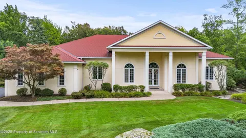 6 Kipling Dr, Moosic, PA 18507