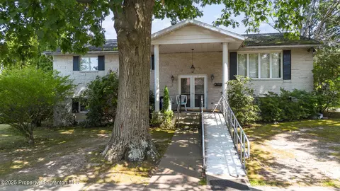 915 Johns Dr, Moosic, PA 18507