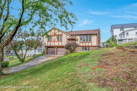 809 Grace Ln, Moosic, PA 18507