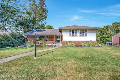 101 Belle Dr, Roaring Brook Twp, PA 18444