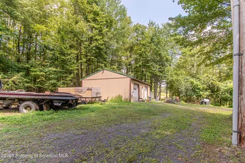 6 Silhouette Ln, Waymart, PA 18472
