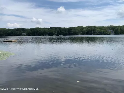 23 W Shore Dr, Jefferson Twp, PA 18436