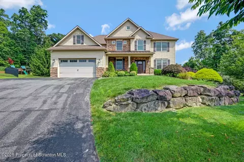 8 Fairmont Cir, South Abington, PA 18411