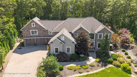 117 Wellington Dr, Roaring Brook Twp, PA 18444
