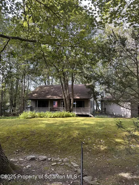 1172 Lexington Ave, Pocono Summit, PA 18346