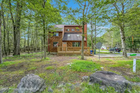 7277 Long Pine Dr, Tobyhanna, PA 18466