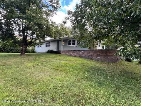 100 Carteret Dr, Clarks Summit, PA 18411