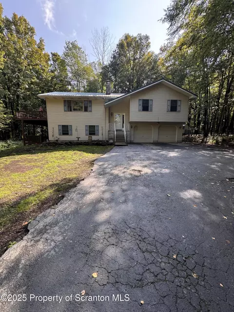 76 Crossroad Rd, Waymart, PA 18472