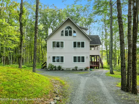 115 Buckboard Ln, Lords Valley, PA 18428