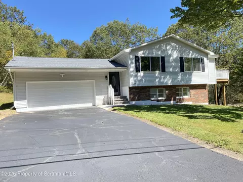 801 Elkview Dr, Clifford Township, PA 18421
