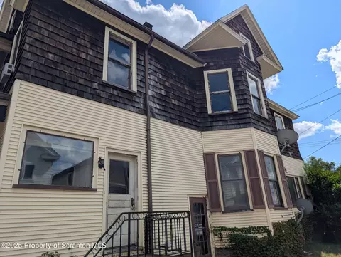 11 8th Ave, Carbondale, PA 18407