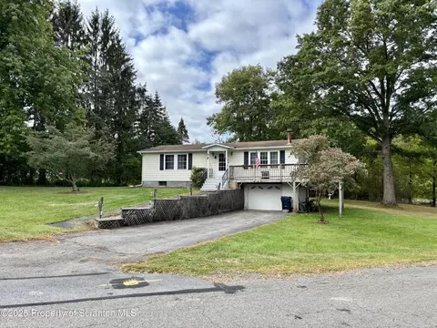 11 Rockwell Ln, Waymart, PA 18472