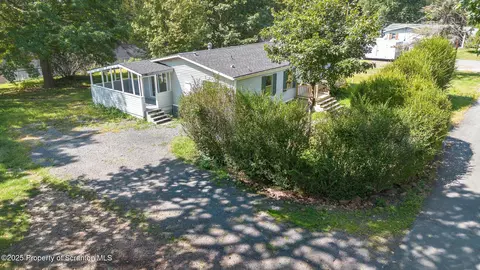 720 Edgebrook Dr, Moosic, PA 18507