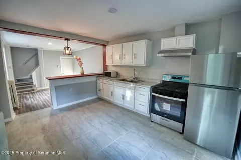 Entry Way - 335 337 Spring St, Scranton, PA 18508 photo 3 of 4