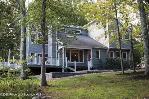 801 Pony Ct, Hawley, PA 18428