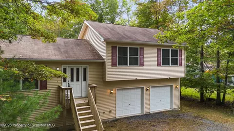 4806 Glacier Dr, East Stroudsburg, PA 18302