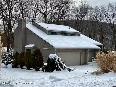 162 Edgewood Dr, South Abington, PA 18411