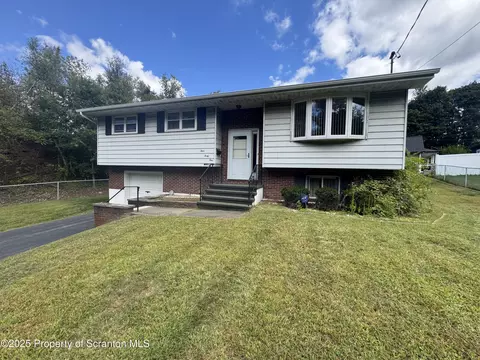 441 Pancoast St, Throop, PA 18512