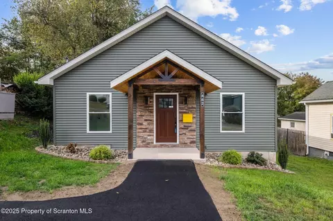 462 Delaware St, Jermyn, PA 18433