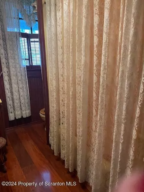 Bath - 1237 S 6th Ave, Scranton, PA 18504 photo 2 of 4