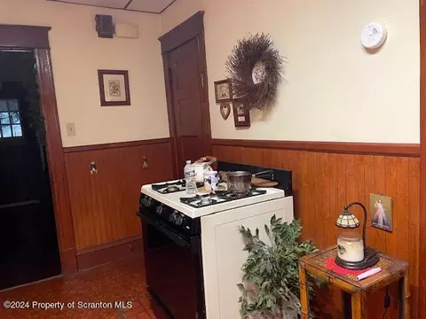 Entry Way - 1237 S 6th Ave, Scranton, PA 18504 photo 1 of 5