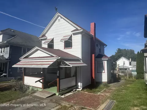 437 Sanderson St, Throop, PA 18512