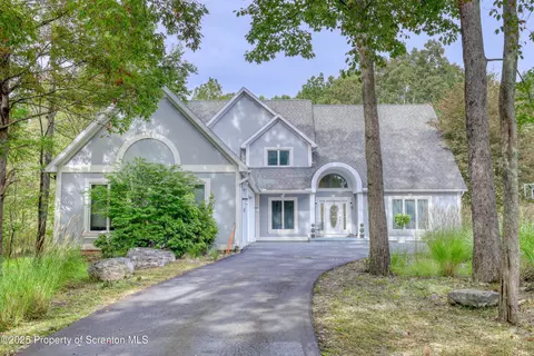 8 Hazlenut Dr, Mountain Top, PA 18707