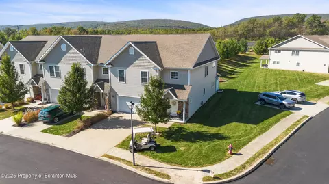 322 Shadow Wood Cir, Archbald, PA 18403