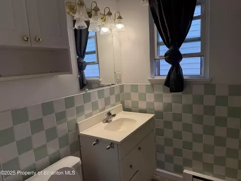 Bath - 612 Oak St, Old Forge, PA 18518 photo 2 of 3