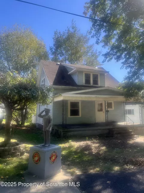 706 Woodlawn St, Throop, PA 18512