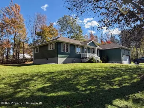 28 Rockwell Lane Ln, Waymart, PA 18472