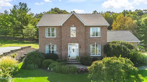 27 Oneill Dr, Moosic, PA 18507