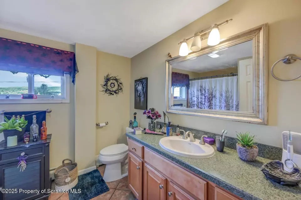 Bath - 224 Brook St, Peckville, PA 18452 photo 3 of 7