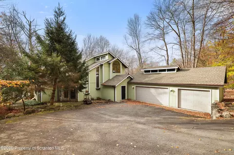 67 Lakeview Timbers Dr, Gouldsboro, PA 18424