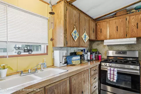 320 3rd Street Moosic Hts, Avoca, PA 18641 photo 4