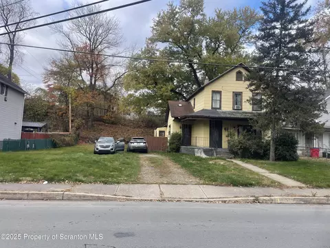 135 Norton Pl, Carbondale, PA 18407