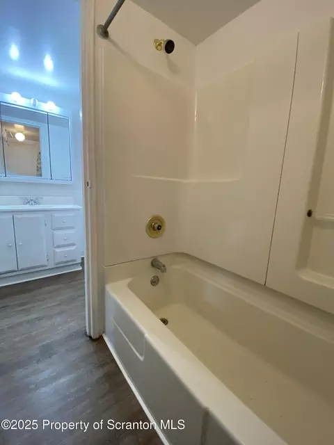 Bath - 1309 Summit Pointe, Scranton, PA 18508 photo 2 of 5