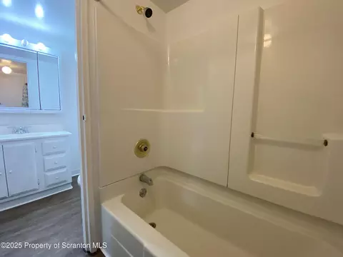Bath - 1309 Summit Pointe, Scranton, PA 18508 photo 3 of 5